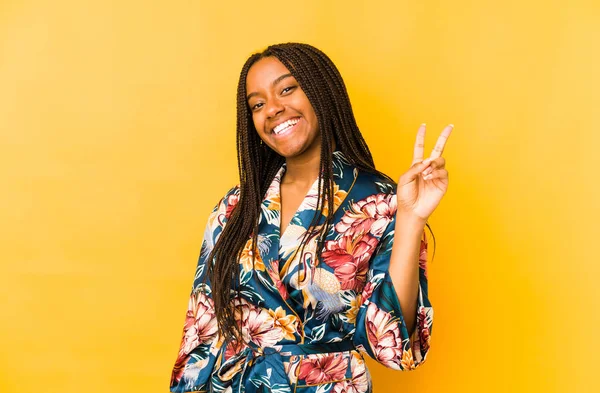 Ung Afrikansk Amerikansk Kvinna Bär Asiatisk Pijama Isolerad Glad Och — Stockfoto