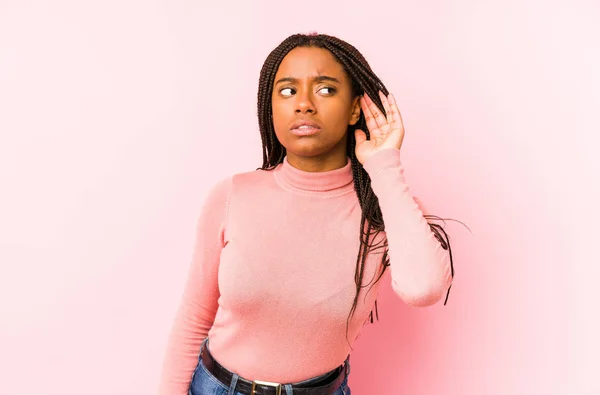 Jong Afrikaans Amerikaans Vrouw Geïsoleerd Een Roze Achtergrond Proberen Naar — Stockfoto