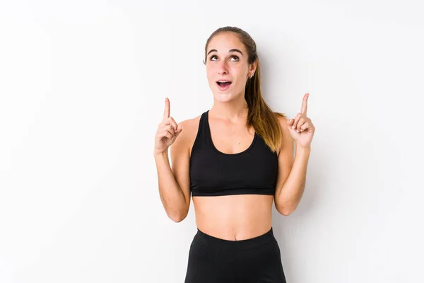 Jonge Kaukasische Fitness Vrouw Poseren Een Witte Achtergrond Wijzend Ondersteboven — Stockfoto