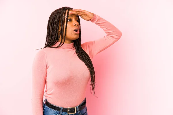 Jonge Afrikaanse Amerikaanse Vrouw Geïsoleerd Een Roze Achtergrond Kijken Ver — Stockfoto
