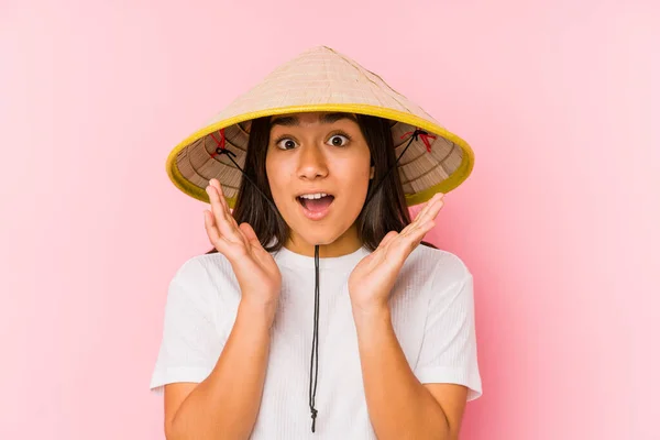 Giovane Donna Asiatica Indossa Cappello Vietnamita Isolato Giovane Donna Asiatica — Foto Stock