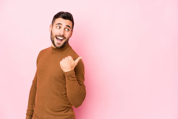 Jonge Blanke Man Tegen Een Roze Achtergrond Geïsoleerde Punten Met — Stockfoto