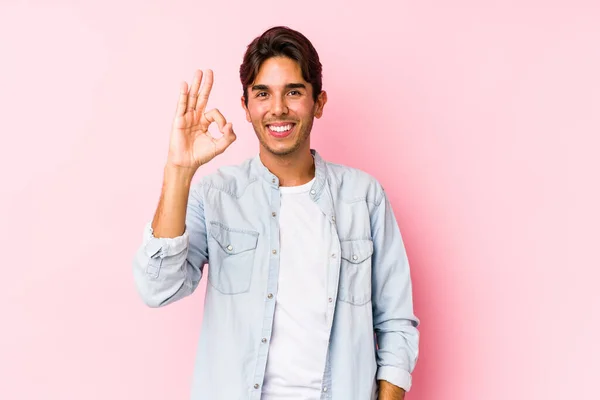 Joven Hombre Caucásico Posando Fondo Rosa Aislado Alegre Confiado Mostrando — Foto de Stock