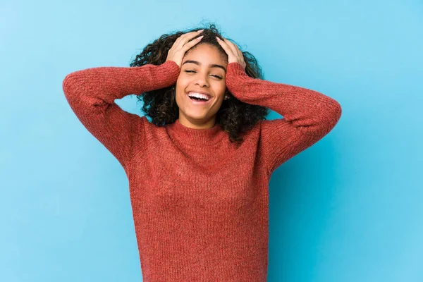 Joven Africana Americana Cabello Rizado Mujer Ríe Alegremente Mantener Las — Foto de Stock