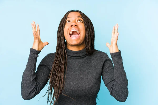 Jong Afrikaans Amerikaans Vrouw Geïsoleerd Blauwe Achtergrond Schreeuwen Naar Hemel — Stockfoto