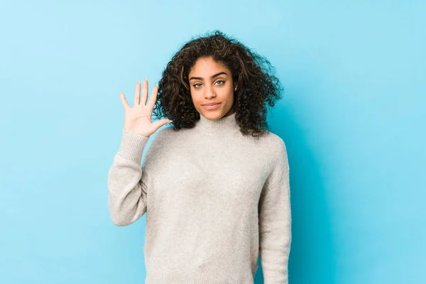 Young African American Curly Hair Woman Smiling Cheerful Showing Number — ストック写真