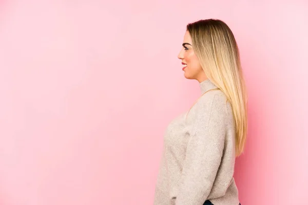 Middle Age Woman Isolated Background Gazing Left Sideways Pose — Stock Photo, Image