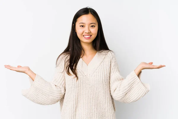 Jonge Chinese Vrouw Geïsoleerd Maakt Schaal Met Armen Voelt Zich — Stockfoto