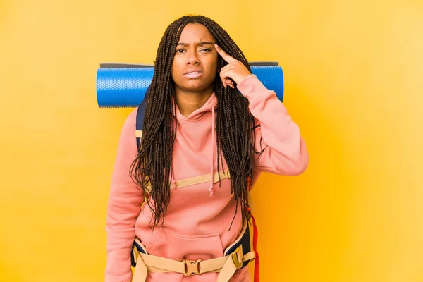 Ung Afrikansk Amerikansk Backpacker Kvinna Isolerad Visar Besvikelse Gest Med — Stockfoto