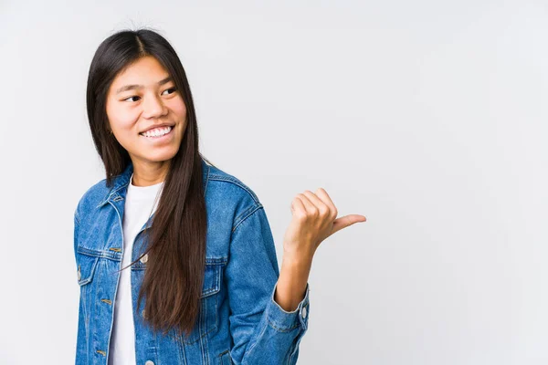 Junge Asiatin Zeigt Mit Daumenfinger Weg Lacht Und Ist Unbeschwert — Stockfoto