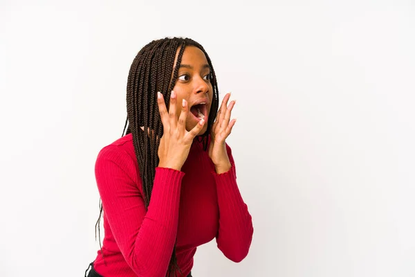 Junge Afroamerikanerin Schreit Laut Hält Augen Offen Und Hände Angespannt — Stockfoto