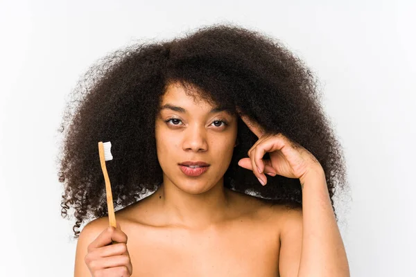 Jonge Afro Vrouw Met Een Tandenborstel Geïsoleerd Wijzen Zijn Tempel — Stockfoto