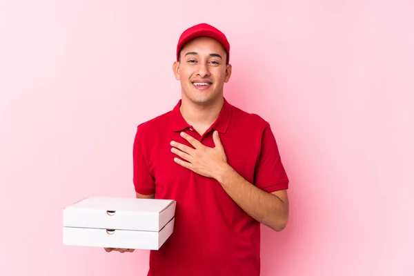 Ung Pizza Leverans Latin Man Isolerade Skrattar Högt Hålla Handen — Stockfoto