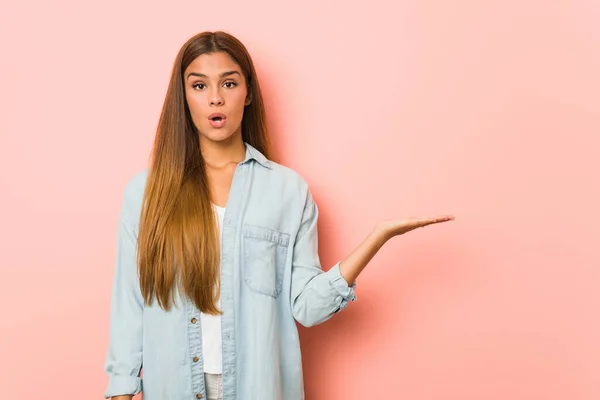 Young Slim Woman Impressed Holding Copy Space Palm — Stok fotoğraf