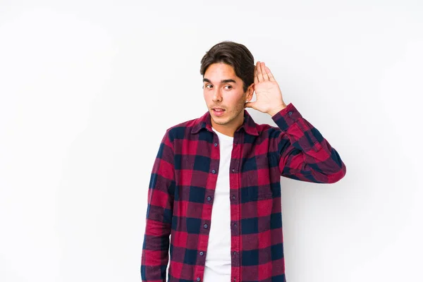 Joven Hombre Caucásico Posando Fondo Rosa Aislado Tratando Escuchar Chisme —  Fotos de Stock