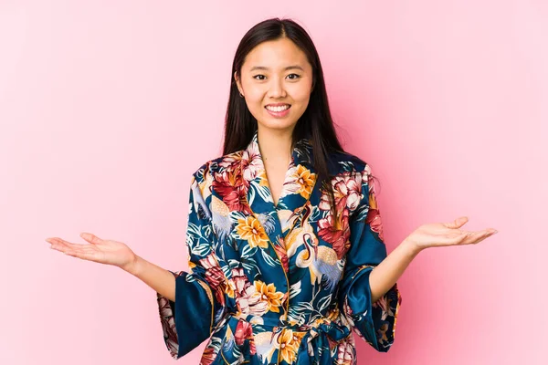 Jeune Chinoise Portant Pyjama Kimono Isolé Montrant Une Expression Bienvenue — Photo