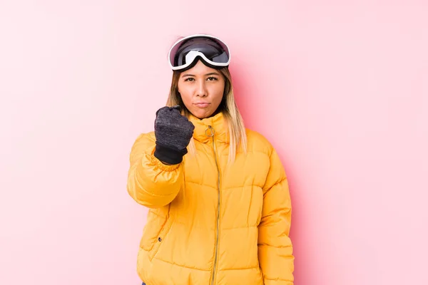 Mulher Branca Jovem Vestindo Uma Roupa Esqui Fundo Rosa Mostrando — Fotografia de Stock