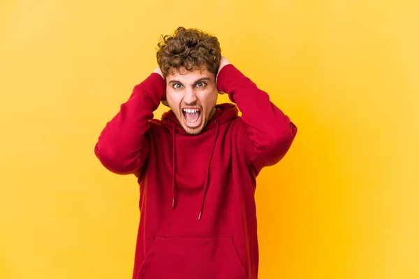 Cubriendo Los Oídos Con Las Manos Tratando Escuchar Sonido Demasiado —  Fotos de Stock