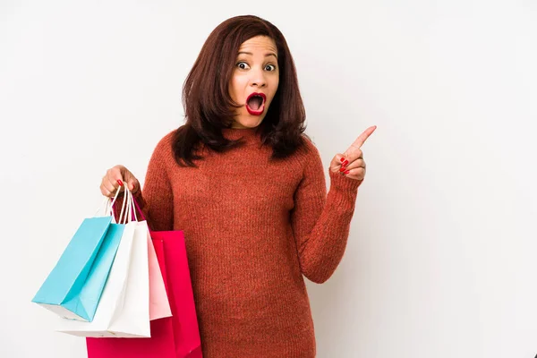 Donna Latina Mezza Età Che Tiene Una Shopping Bag Isolata — Foto Stock