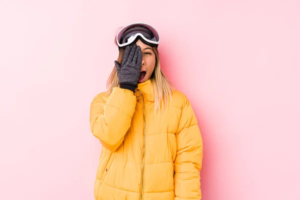 Mulher Branca Jovem Vestindo Uma Roupa Esqui Fundo Rosa Divertindo — Fotografia de Stock