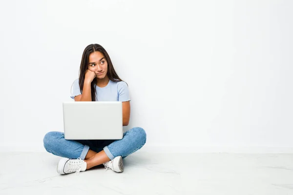 若い混合レースインドの女性は コピースペースを見て 悲しいと感情をノートパソコン上で働いて座っている — ストック写真