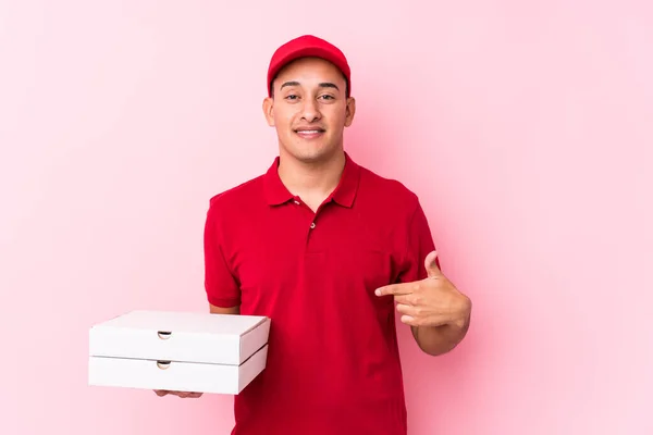 Ung Pizza Leverans Latin Man Isolerad Person Som Pekar För — Stockfoto