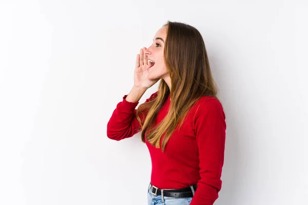 Young Caucasian Woman Posing Isolated Shouting Holding Palm Opened Mouth — Stock Photo, Image