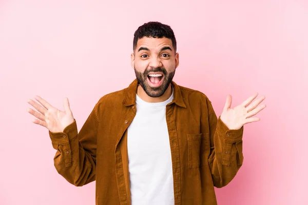 Jovem Latino Contra Fundo Rosa Isolado Celebrando Uma Vitória Sucesso — Fotografia de Stock