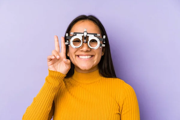 Youn Mulher Indiana Com Óculos Optometria Mostrando Sinal Vitória Sorrindo — Fotografia de Stock