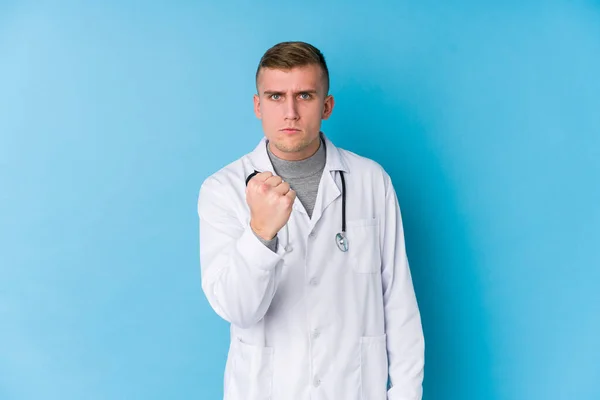 Jovem Homem Médico Caucasiano Mostrando Punho Para Câmera Expressão Facial — Fotografia de Stock