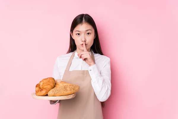 Junge Chinesische Bäckerin Isoliert Hält Ein Geheimnis Oder Bittet Schweigen — Stockfoto
