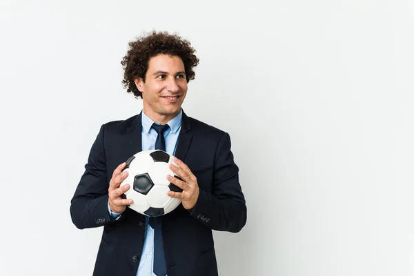 Entrenador Fútbol Sosteniendo Una Pelota Sonriendo Confiado Con Los Brazos —  Fotos de Stock