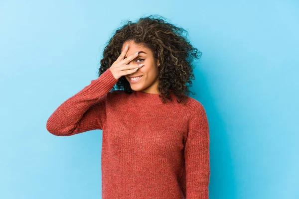 Jeune Femme Frisée Afro Américaine Cligner Des Yeux Caméra Par — Photo