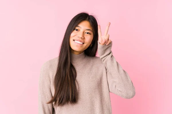 Joven Mujer China Posando Aislada Mostrando Signo Victoria Sonriendo Ampliamente — Foto de Stock