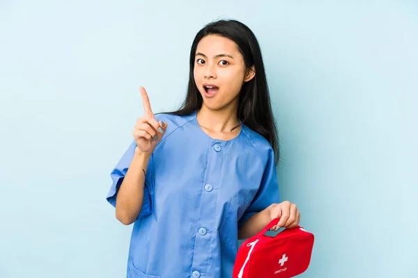 Jeune Infirmière Chinoise Isolée Sur Fond Bleu Souriant Gai Montrant — Photo