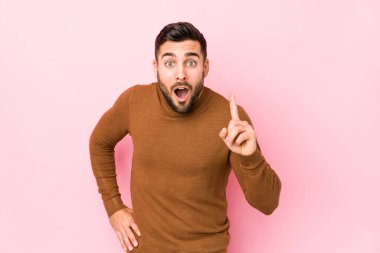 Pembe arka planda genç beyaz bir adam bir fikri ve ilham konsepti var..