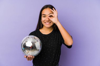 Genç Asyalı bir kadın balo partisi veriyor. Heyecanlı. Gözünü dört aç..