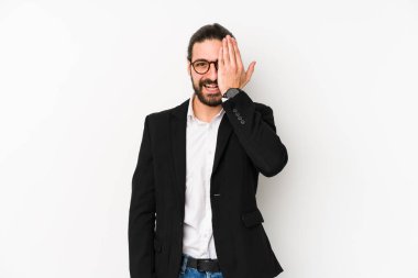 Beyaz arka planda izole edilmiş beyaz bir iş adamı yüzünün yarısını palmiye ile örterek eğleniyor..