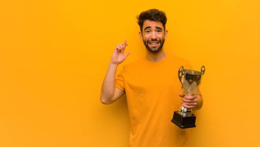 Genç adam şans dilemek için şans diliyor.