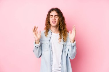 Uzun saçlı adam neşeli poz veriyor. Çok gülüyor. Mutluluk kavramı.