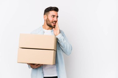 Yeni bir eve yalnız taşınan beyaz bir adam gizli bir sıcak fren haberi veriyor ve yan bakıyor.