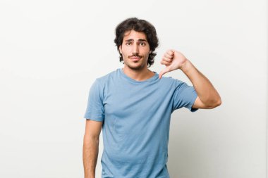 Beyaz bir geçmişi olan genç ve yakışıklı bir adam, hoş olmayan bir jest yapıyor, kabul etmiyor. Anlaşmazlık konsepti.