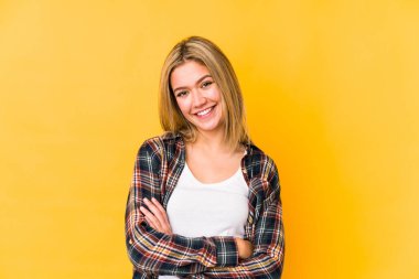 Sarışın, beyaz tenli, kendini güvende hisseden, kararlılıkla kol kola giren bir kadın..