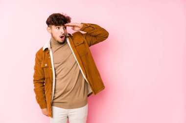 Yalnız poz veren genç bir Arap. 