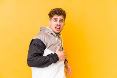  Adam korkmuş ve korkmuş..