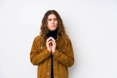 Uzun saçlı adam, münferit bir plan yapıyor, bir fikir kuruyor..