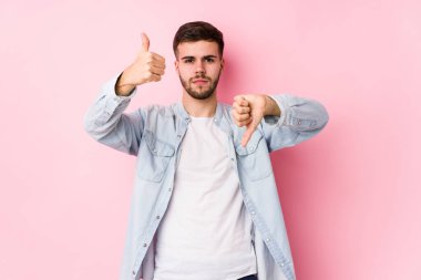Beyaz arka planda poz veren Kafkasyalı genç bir iş adamı bir fotokopi alanına doğru bağırıyor.
