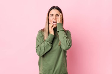 Kafkasyalı genç bir kadın yalnız başına sızlanıyor ve ağlıyordu..