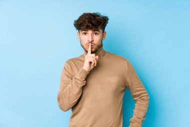 Genç Arap adam bir sır saklıyor ya da sessizlik istiyor..