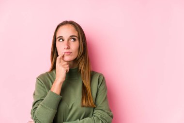 Kafkasyalı genç bir kadın yalnız poz veriyor. Şüpheli ve şüpheci bir ifadeyle yana bakıyor..